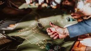 Tampilan mobile dewa505 menampilkan permainan blackjack dealer langsung dan opsi pembayaran